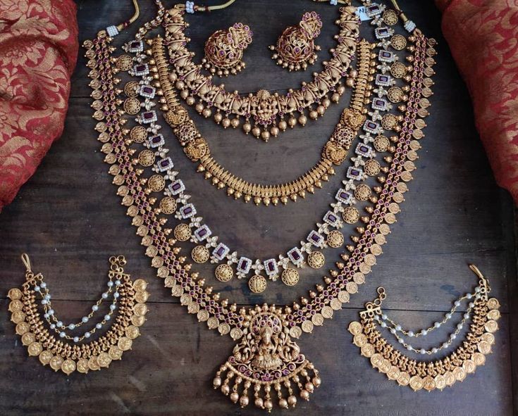 Vaibhava Ratna Necklace Set